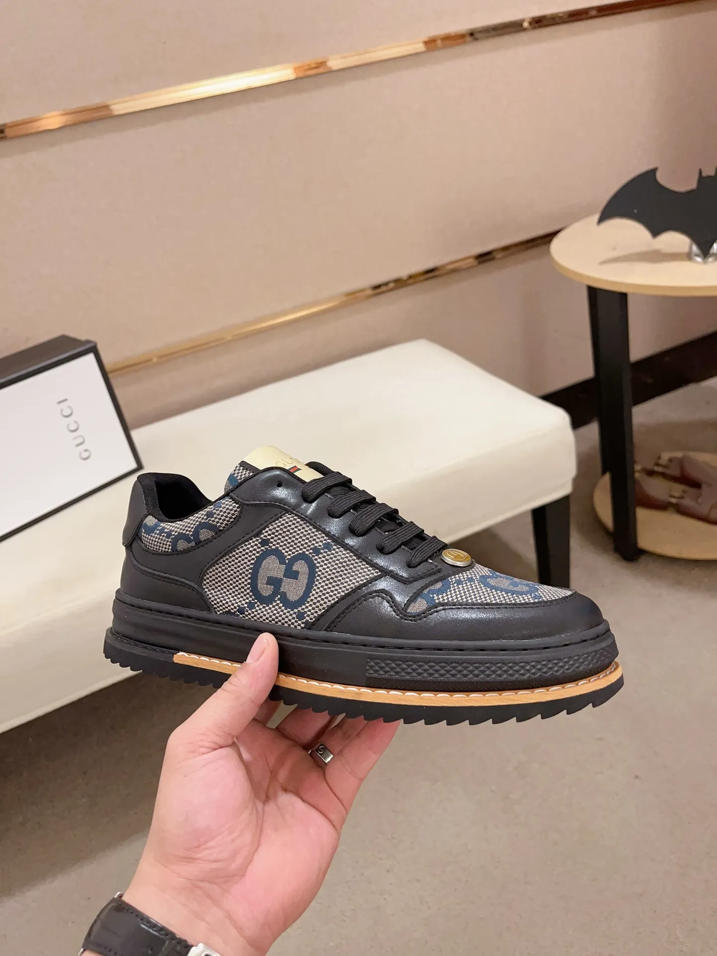 Men's shoes💰 420💰【gucci】Gucci men's latest series of casual shoes! The official website is built 1:1. The upper is made of imported high-quality cowhide, and the lining is made of high-quality sheepskin, which is soft and comfortable. Picky selection of materials and exquisite workmanship give you the best enjoyment. Number of yards: 38-44 yards. (Can be customized for 45 non-refundable)